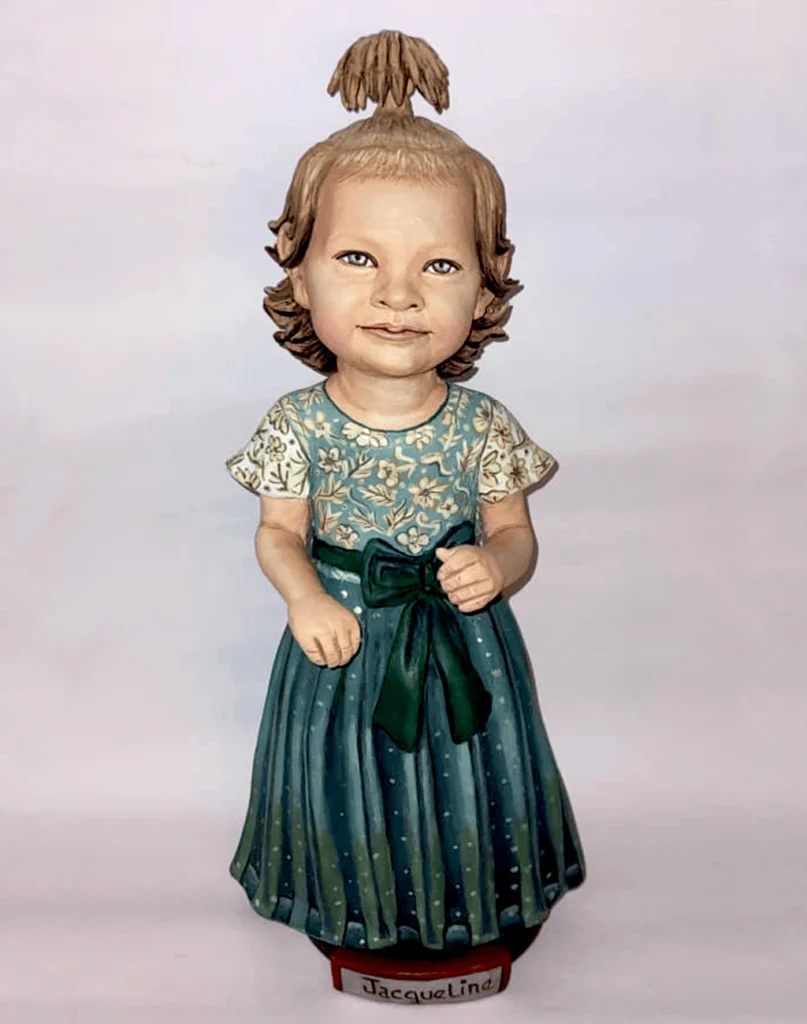 Escultura 3D personalizada de niña con vestido estampado y lazo verde - Réplica artesanal