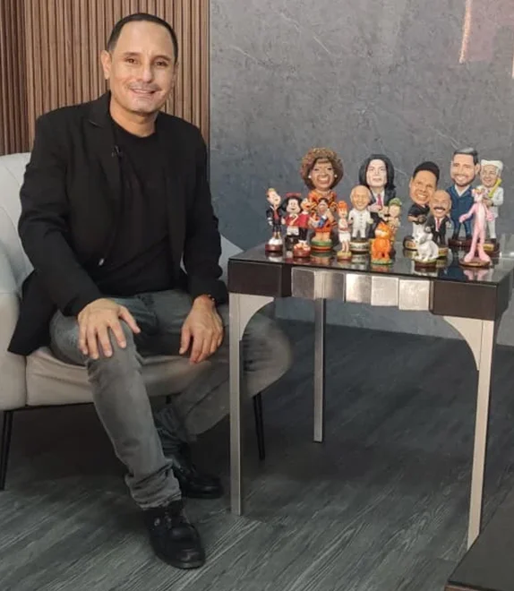 Jose Rueda artista plastico esculpiendo figuras y esculturas personalizadas 3D