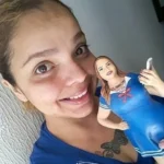 Gabymanoscreativas sosteniendo su figura coleccionable y miniatura personalizada hecha a mano por Artesanía Rueda