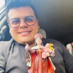 Juan Escalante sosteniendo una pieza artesanal de la Virgen del Carmen elaborada por Artesanía Rueda