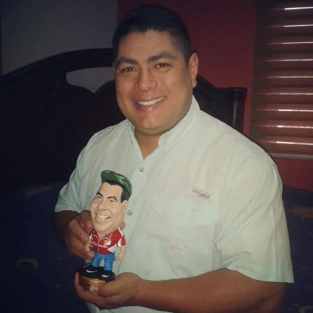 Carlos Mujica sonriendo al recibir su escultura y caricatura personalizada en 3D hecha por Artesanía Rueda