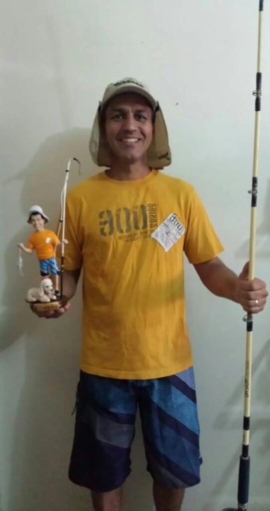 Cliente posando con su caña de pescar real y su réplica hiperrealista en 3D elaborada por el escultor José Rueda