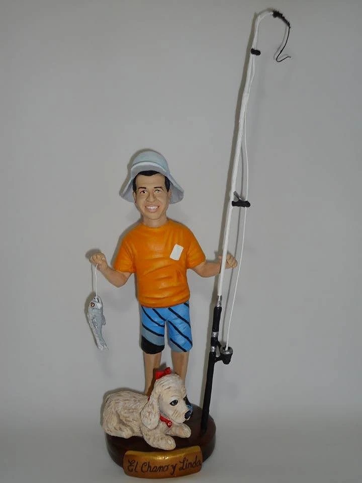Pescador ("El Chano y Linda") - Figura individual (Plano completo de la figura en 3D con caña de pescar, pez, perro y placa "El Chano y Linda")