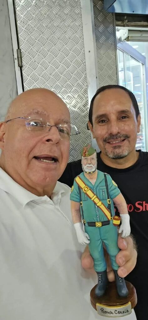 Ramón Canela Guillén hijo sosteniendo la escultura conmemorativa en 3D de su padre hecha por el artista plástico José Rueda