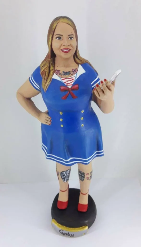 Muñeca y escultura realista en 3D personalizada de Gaby con vestido azul marinero y tatuajes detallados por José Rueda