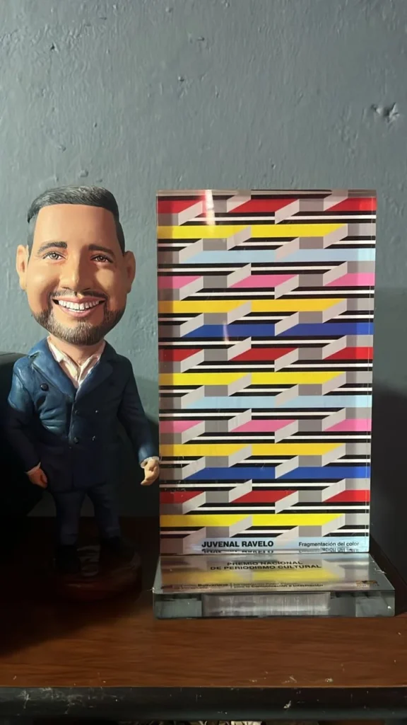 Caricatura en 3D junto a placa conmemorativa de arte cinético de Juvenal Ravelo