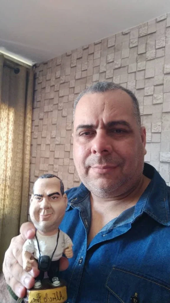 Estatuilla bobblehead personalizada de Alfredo Pérez creada por el escultor José Rueda.