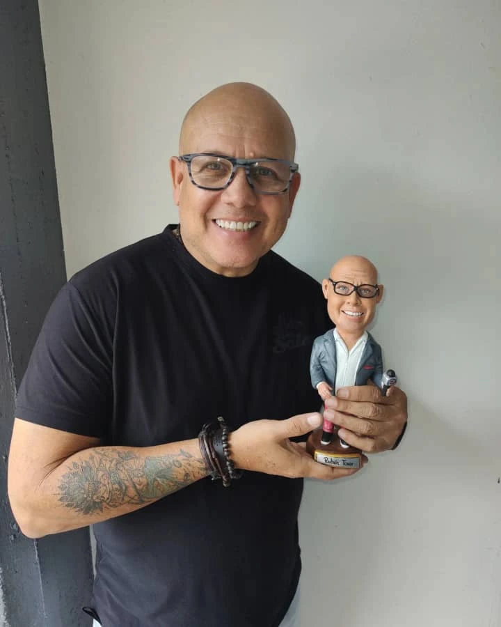 Estatuilla bobblehead del locutor Rubén Tovar creada por el escultor José Rueda.