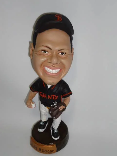 Estatuilla bobblehead del beisbolista Luis Azócar con uniforme de los Giants creada por José Rueda.