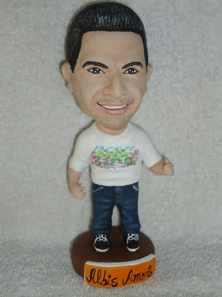 Caricatura en 3D personalizada de Edyán Fermín con camisa roja y gorra