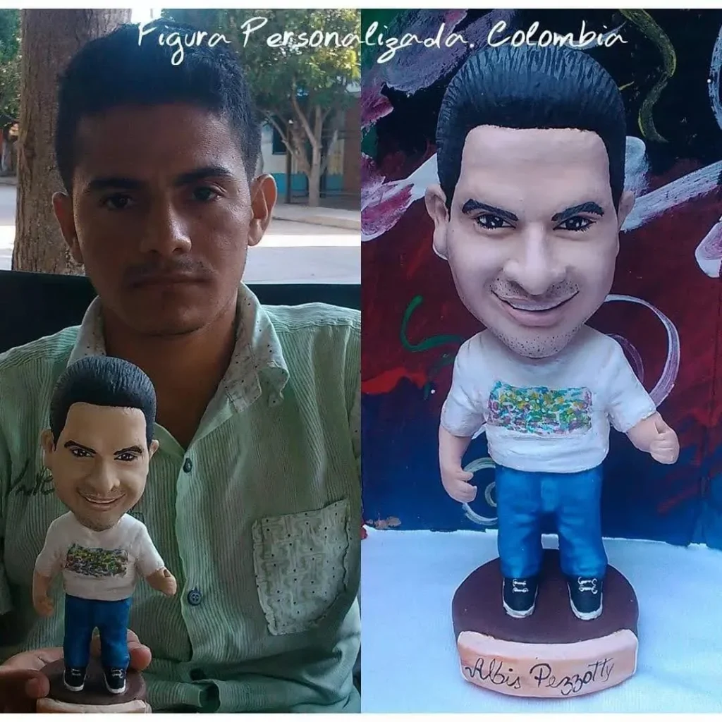Figura escultórica y caricatura personalizada en 3D de Albis Amaris sostenida por su cliente