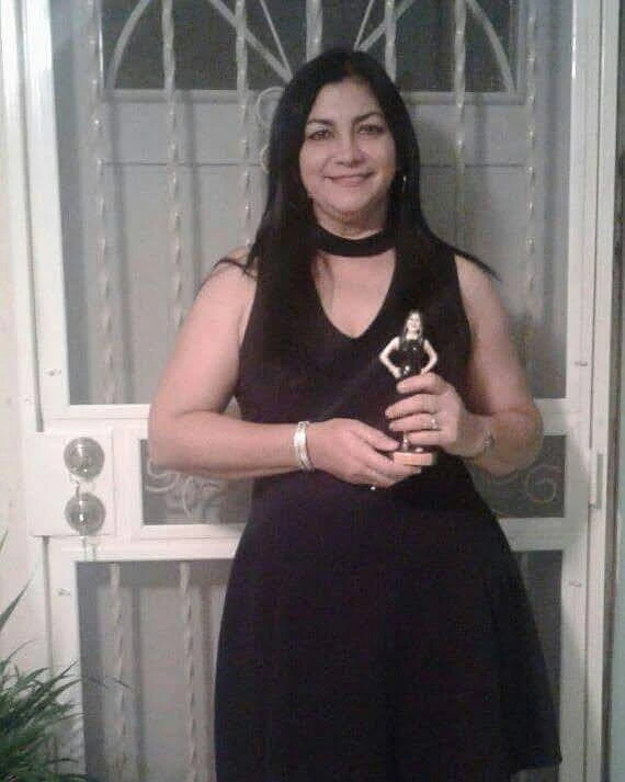 Clienta Lupe (Lourdes Moreno) en Puerto Rico feliz mostrando su escultura 3D personalizada hecha por José Rueda