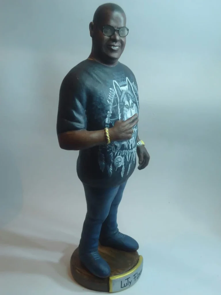 Escultura en 3D y caricatura personalizada de Luty Flores modelada a mano por el artista plástico y escultor José Rueda