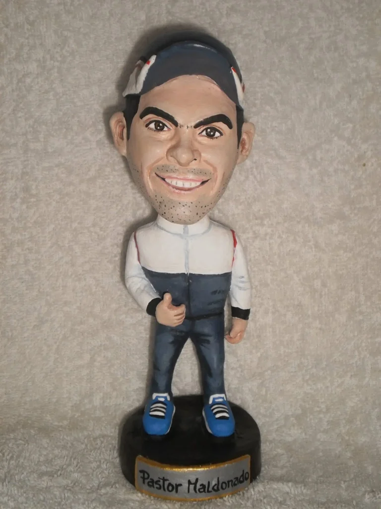 Escultura bobblehead artesanal de Pastor Maldonado realizada por el escultor José Rueda