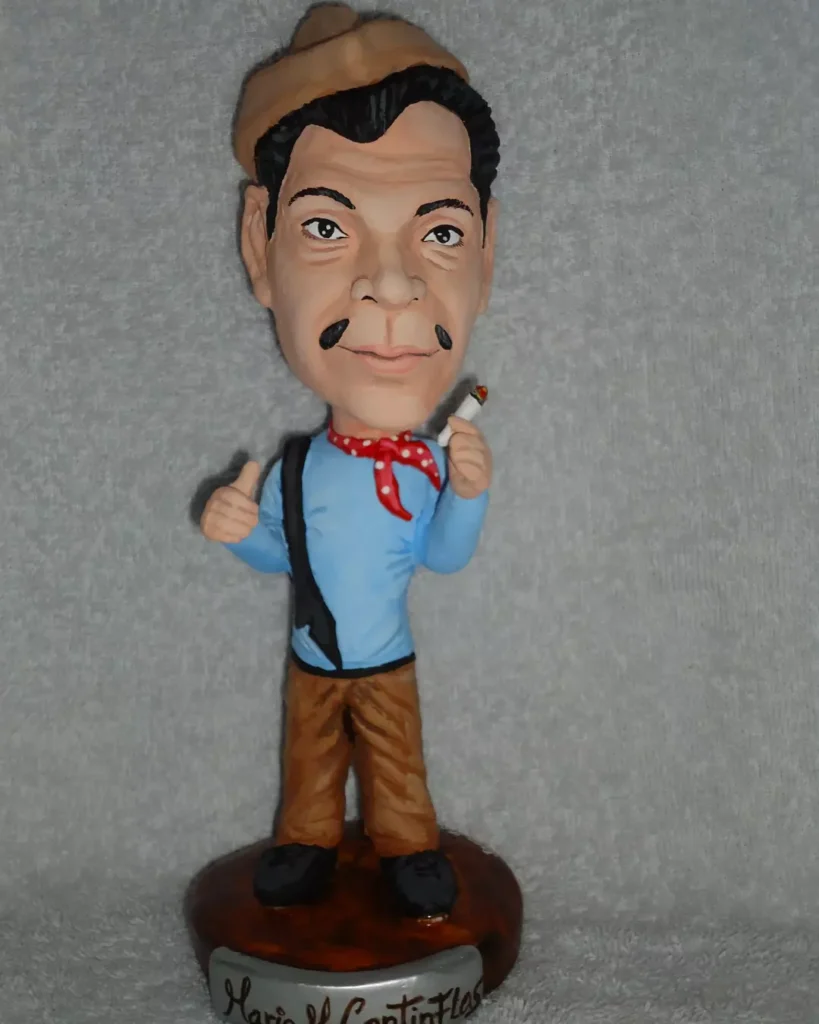 Estatuilla bobblehead de Mario Moreno Cantinflas creada por el escultor José Rueda.