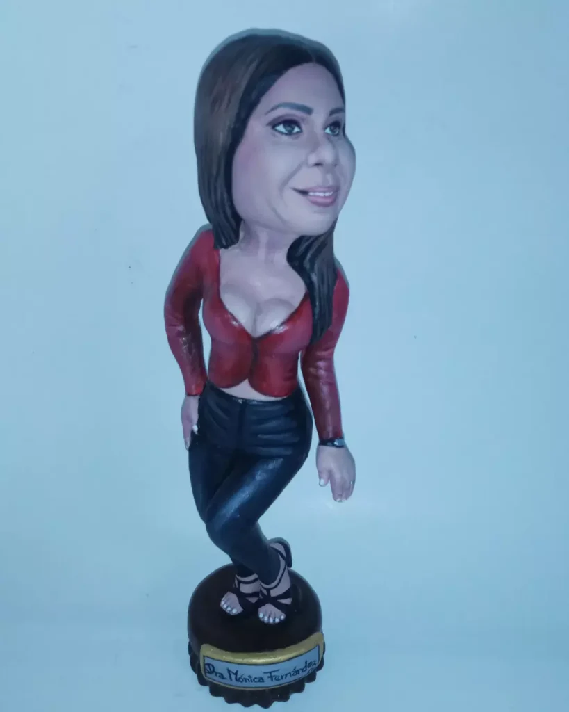 Figura bobblehead de la Dra. Mónica Fernández esculpida a mano por José Rueda.