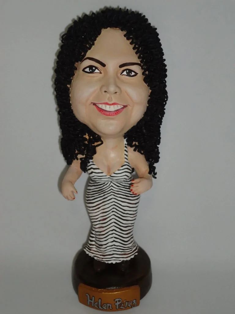 Figura bobblehead de Helen Páres con vestido de rayas hecha a mano por José Rueda.