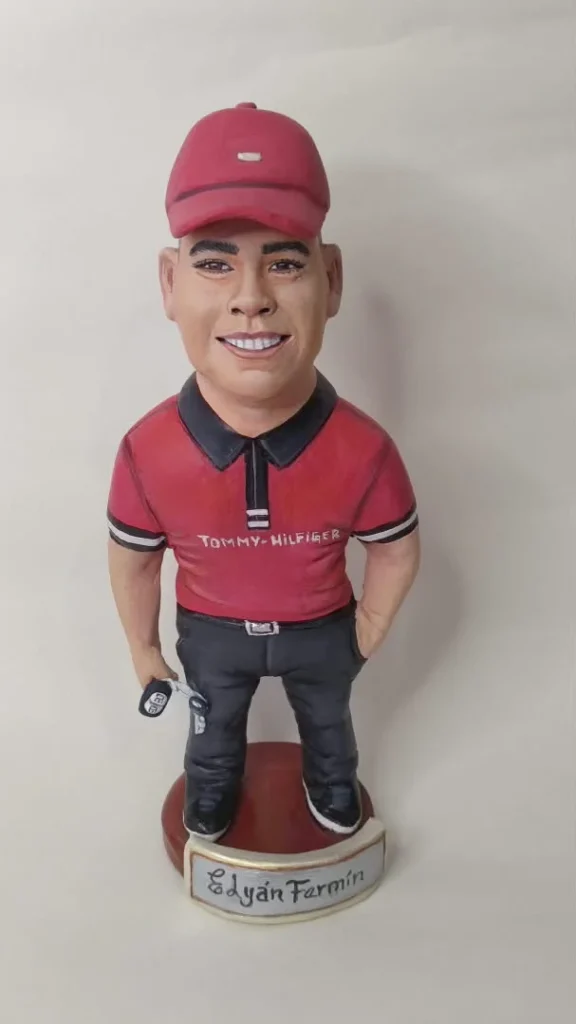 Caricatura en 3D personalizada de Edyán Fermín con camisa roja y gorra
