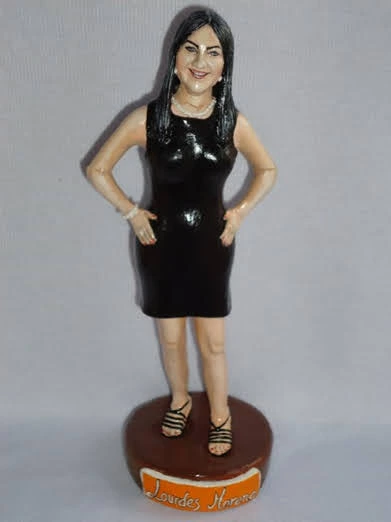 Escultura y caricatura personalizada en 3D de Lupe (Lourdes Moreno) elaborada a mano por el artista José Rueda