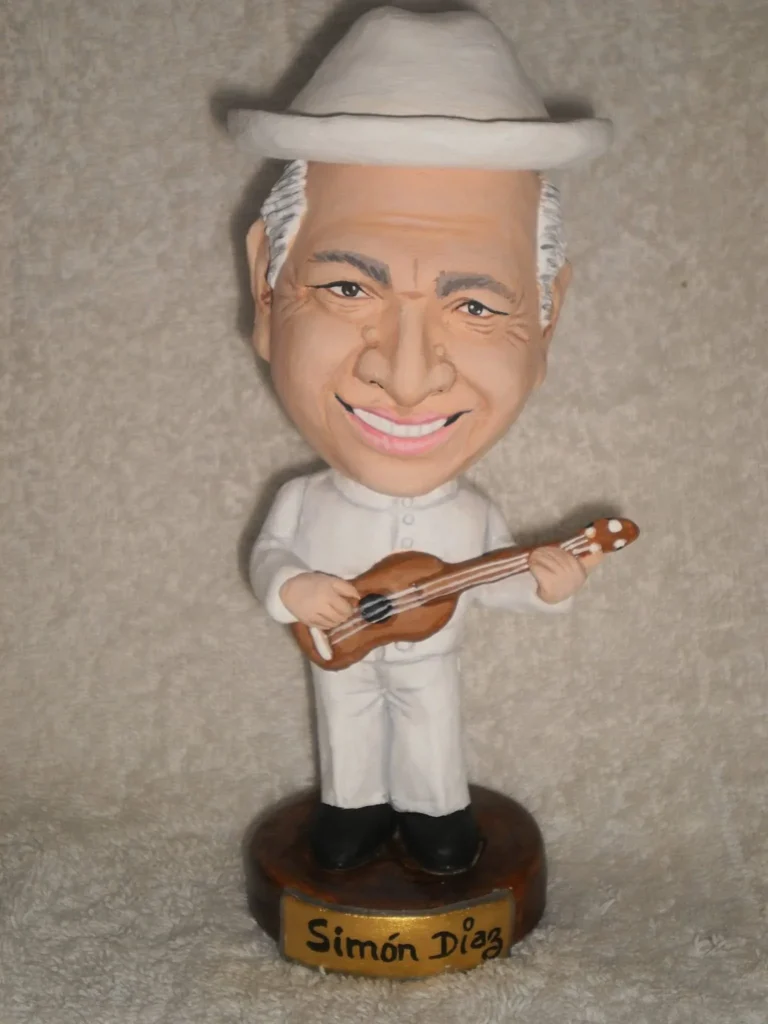 Escultura bobblehead del Tío Simón Díaz tocando el cuatro venezolano. hecha por José Rueda.