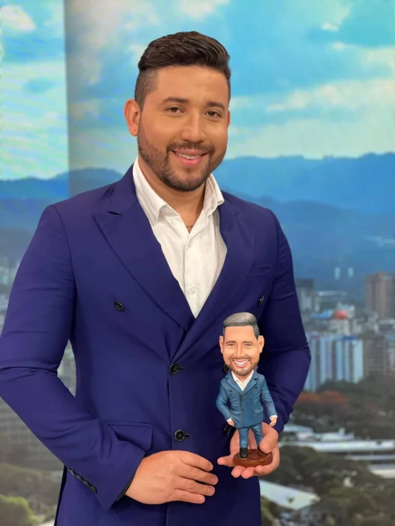 Estatuilla bobblehead en 3D de carlos valera presentador traje azul elegante creada por José Rueda.