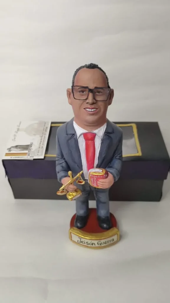 Figura personalizada en 3D de Jeisón Guerra con traje formal, corbata roja, balanza y libro