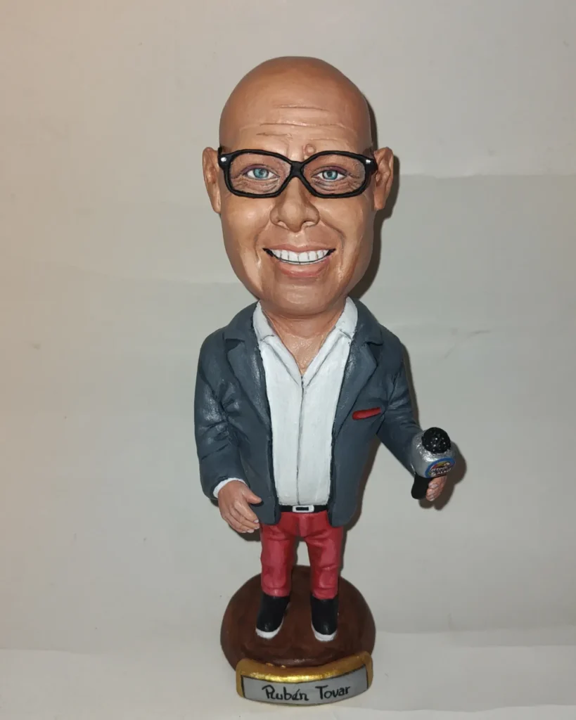 Escultura bobblehead del locutor y periodista venezolano Rubén Tovar creada por José Rueda.