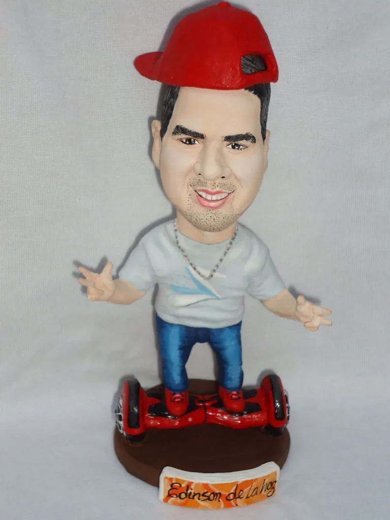 Escultura personalizada de Edinson de la Hoja sobre hoverboard hecha por José Rueda.
